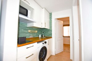 Een koelkast, een microgolfoven, een kookplaat