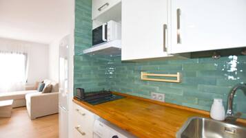 Réfrigérateur, micro-ondes, plaque de cuisson, cafetiÚre/bouilloire