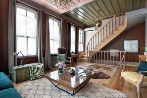 Flat-screen TV - Tastefully Decorated Historical House with Aircon, Wifi, Fully Equipped Kitchen (İstanbul)