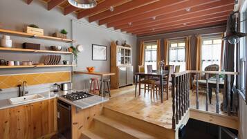 Fridge, oven, stovetop, dishwasher
