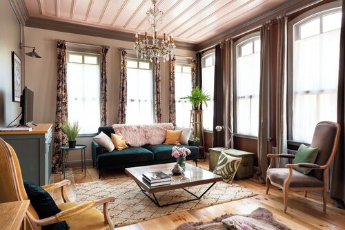 Tastefully Decorated Historical House with Aircon, Wifi, Fully Equipped Kitchen