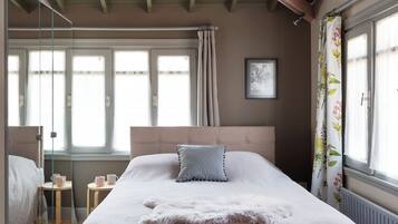 3 bedrooms, desk, iron/ironing board, free WiFi