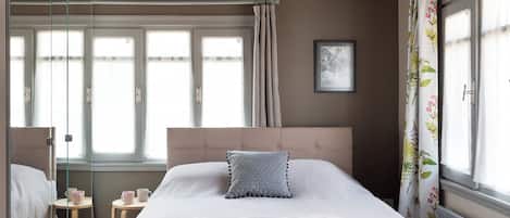 3 habitaciones, escritorio, tabla de planchar con plancha y internet