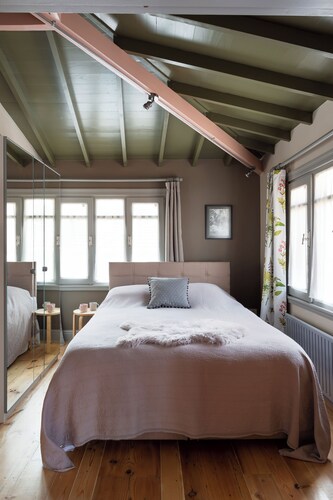 Tastefully Decorated Historical House with Aircon, Wifi, Fully Equipped Kitchen