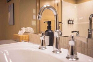 Bathroom - Arnica Chalet | 2bd 2bath | Ski In-Out Silver Star (Vernon)