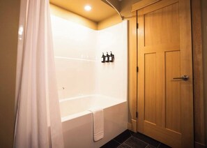 Een douche, een haardroger, handdoeken, shampoo