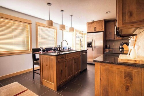 Arnica Chalet | 2bd 2bath | Ski In-Out Silver Star