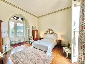 5 bedrooms, desk, iron/ironing board, free WiFi - Manoir de Cénac 19th century - with swimming pool and large park (Cénac-et-Saint-Julien)