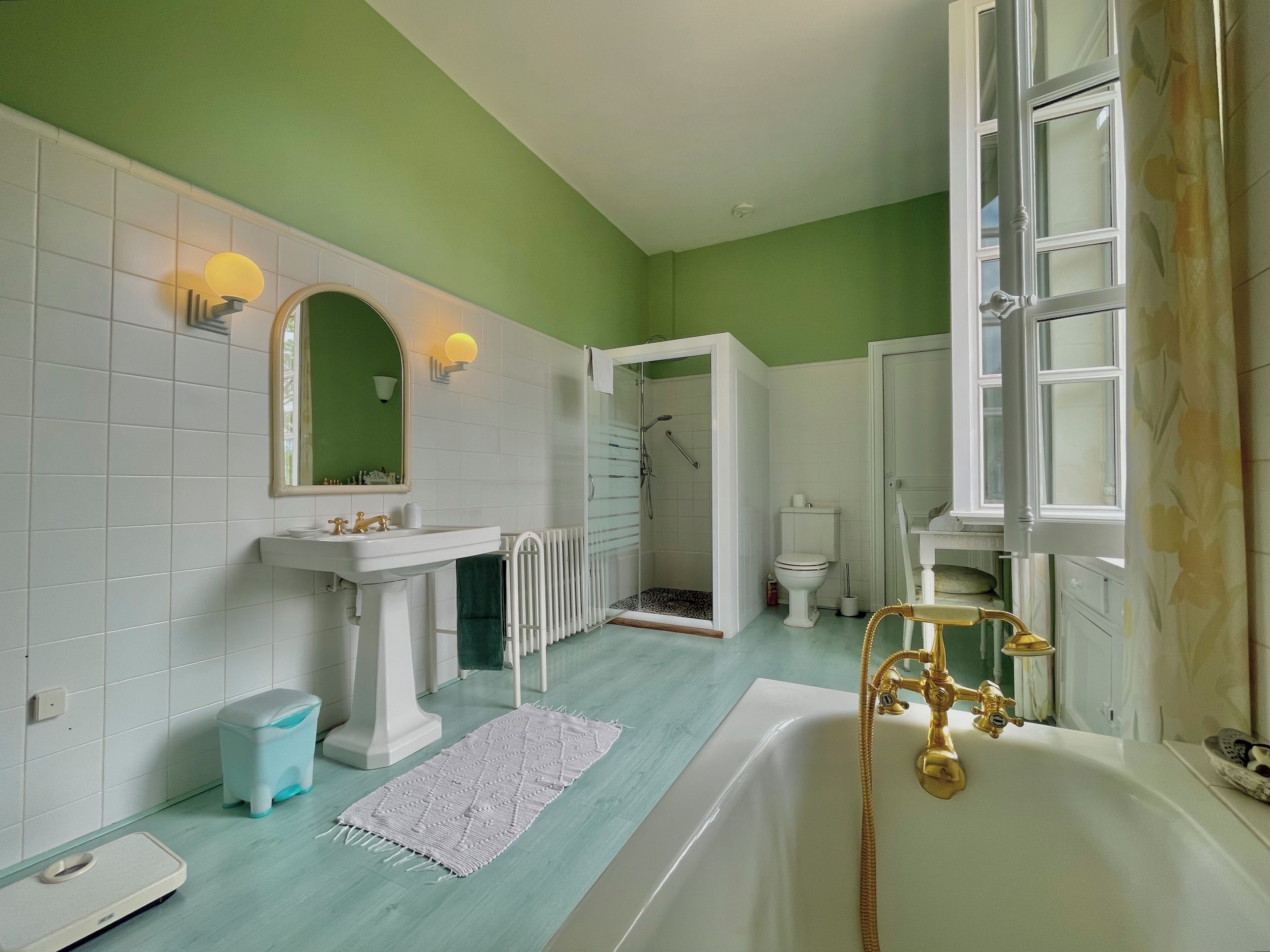 Dusche, Haartrockner, Handtücher, Toilettenpapier