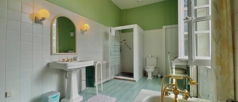 Dusche, Haartrockner, Handtücher, Toilettenpapier