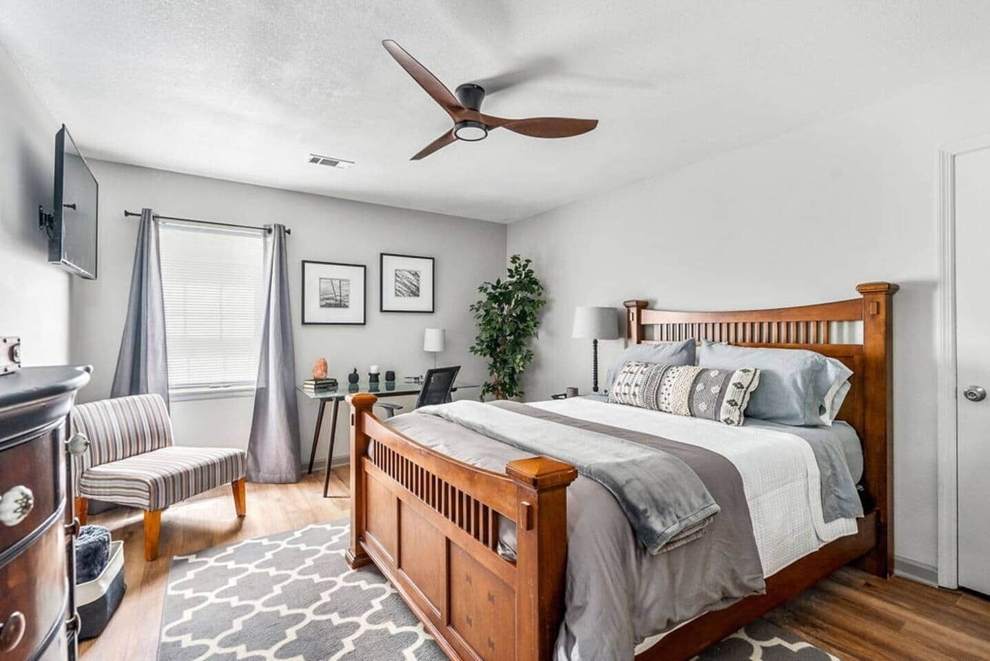 3 bedrooms, iron/ironing board, WiFi, bed sheets