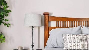 3 bedrooms, iron/ironing board, WiFi, bed sheets