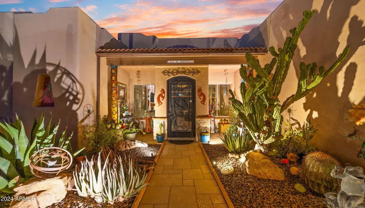 Un patio con un sendero que lleva a un edificio con la leyenda 'Casa de Colores'.