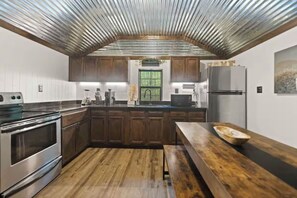 Kylskåp, mikrovågsugn, ugn och spishäll