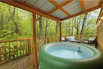 Creekside Cabin with Hot Tub & Red River Gorge Trails