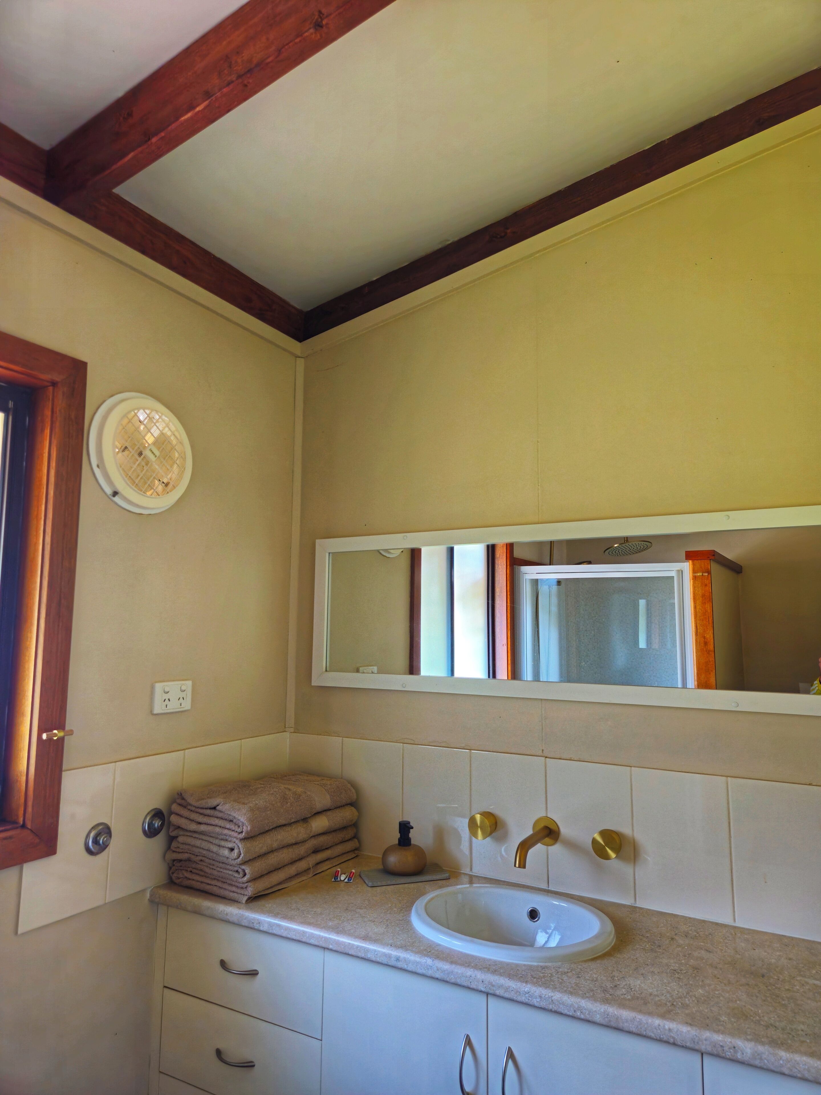 Serviettes fournies, savon, papier toilette