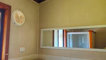 Serviettes fournies, savon, papier toilette