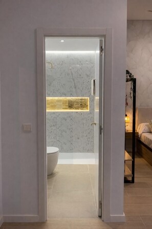 Shower, hair dryer, towels, soap - LoftJenia-near beach/fair and congress center/downtown/airport/train (Málaga)