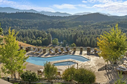 Serene Suncadia Escape! Scenic Views + Fireplace + Pool Access
