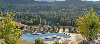 Serene Suncadia Escape! Scenic Views + Fireplace + Pool Access