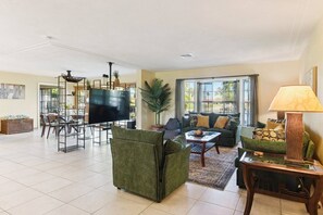 Smart TV, DVD player - Relax & Reconnect-Pool & Waterview- 10 minutes to Beaches (Bradenton)