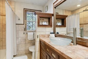 Douche, sèche-cheveux, serviettes fournies, shampoing