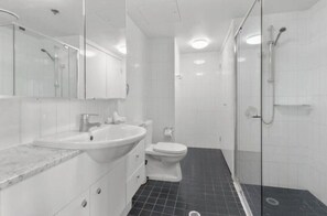 Ducha, secador de pelo, toallas