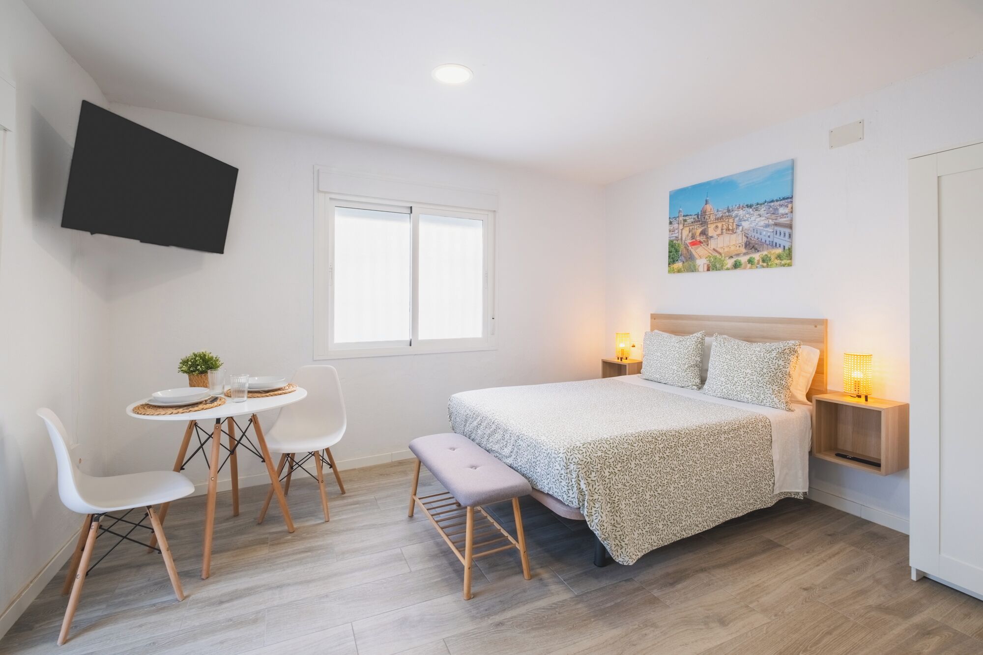 Een strijkplank/strijkijzer, wifi, beddengoed