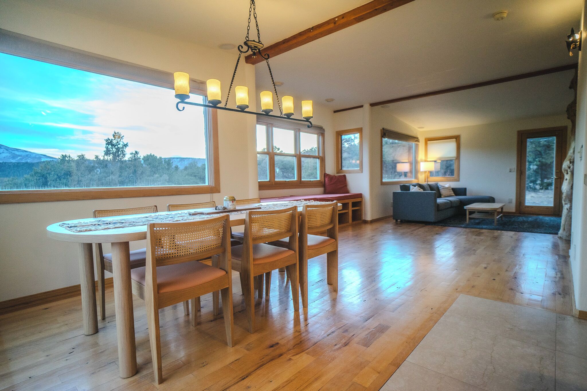 Spacious table, seating for 6