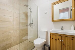 Shower, hair dryer, towels - Casa Aguarela Cottage (Portimão)
