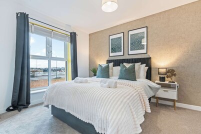 Spacious 4-Bed Home Near Cribbs & Bristol