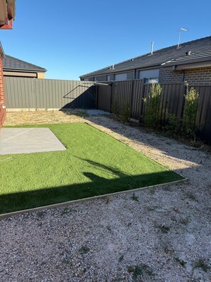 Property grounds - Elegant 3-Bedroom House with Free secured Parking (Clyde North)