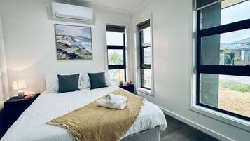 3 bedrooms, iron/ironing board, internet, bed sheets
