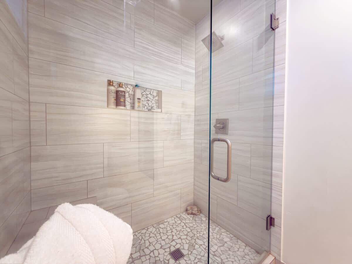 Douche, sèche-cheveux, serviettes fournies, shampoing