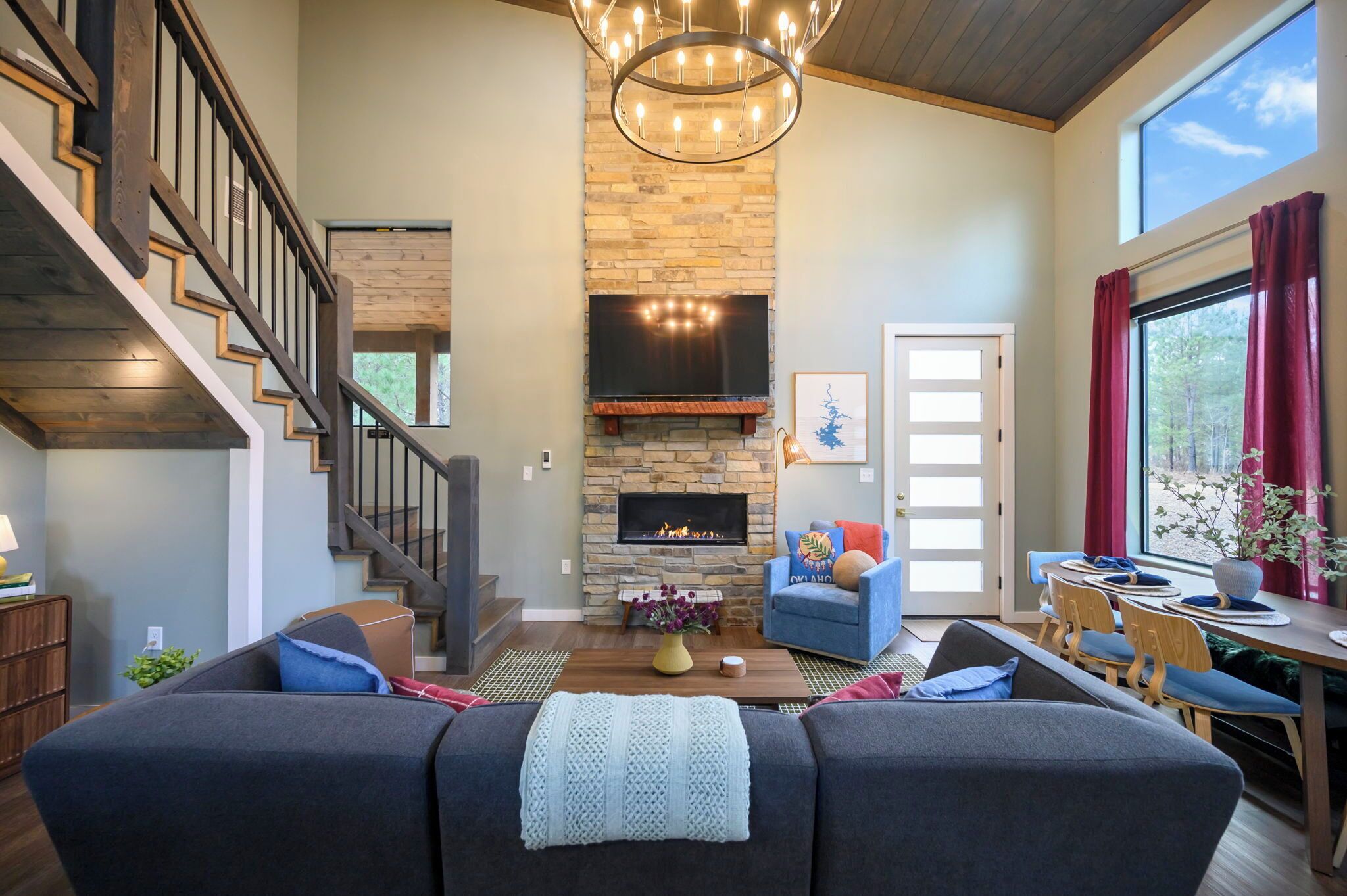 Smart TV, chimenea y libros 