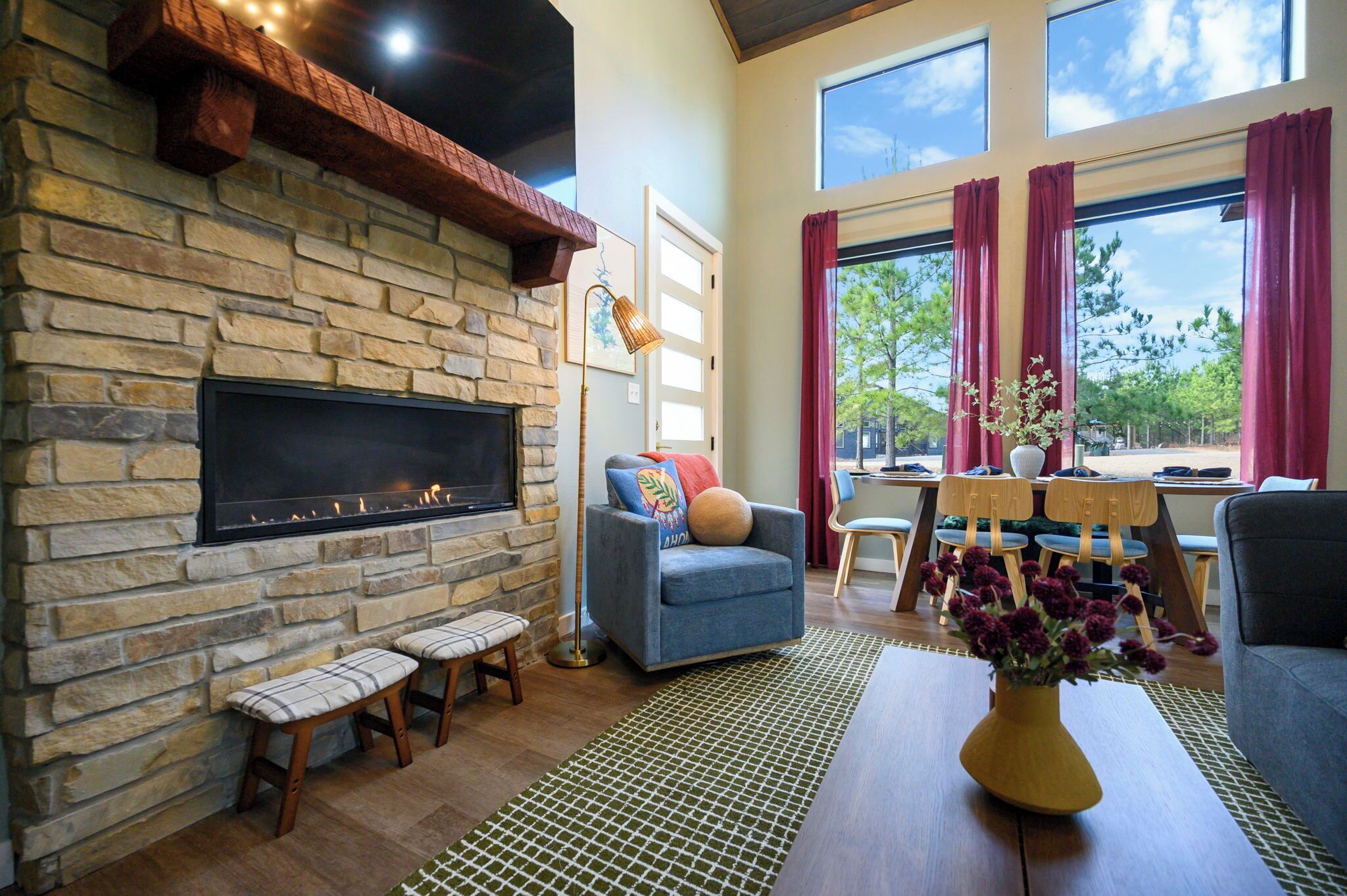 Een smart-tv, een open haard en boeken