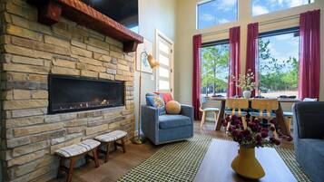 Een smart-tv, een open haard en boeken