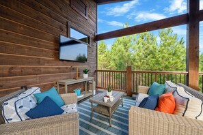 Smart TV, lareira, livros