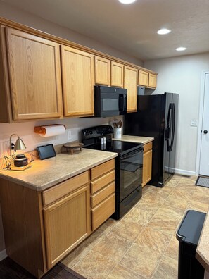 Private kitchen - Carter Mountain Bear Den 2BR/2bath (Cody)
