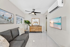 TV - Cozy retreat w private patio 1 br, sleeps 3 (HR 1C) (San Juan)
