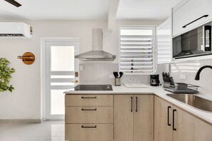 Fridge, microwave, stovetop, coffee/tea maker - Cozy retreat w private patio 1 br, sleeps 3 (HR 1C) (San Juan)