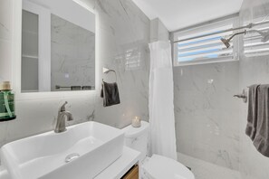 Dusche, Haartrockner, Handtücher, Seife