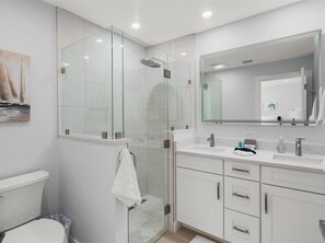 Een douche, een haardroger, handdoeken