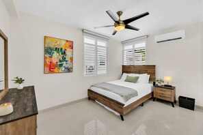 Tabla de planchar con plancha, wifi gratis y ropa de cama 