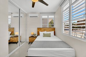Tabla de planchar con plancha, wifi gratis, ropa de cama