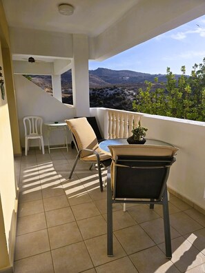 Outdoor dining - Emily's Sun Escape (Pegeia)