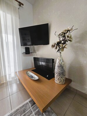 TV - Emily's Sun Escape (Pegeia)