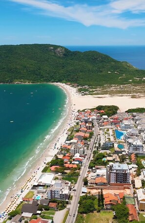 On the beach, white sand, beach umbrellas - rua dos canudos (Florianópolis)