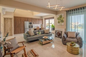 TV, ping pong - Villa Shlomo-Pool-Near the beach-Kids playground (Plaka)