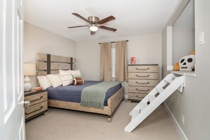 3 bedrooms, WiFi, bed sheets - Snowbird-Ready Tarpon Springs Home 6+ Wk Stay Fenced Yard + Big Backyard Deck (Tarpon Springs)